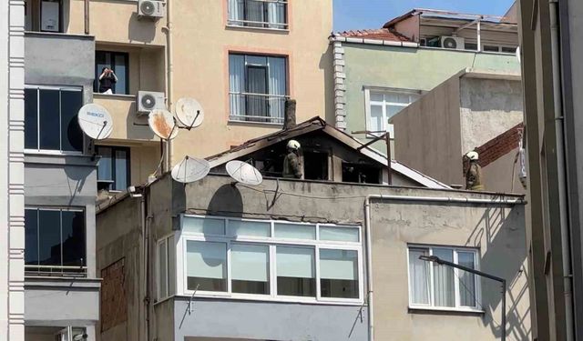 Kağıthane'de 3 katlı binanın çatısında yangın paniği
