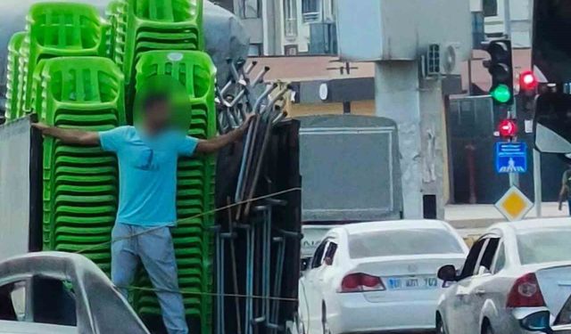 Kamyonet kasasında tehlikeli yolculuk görüntülendi