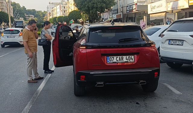Kapısı açılan otomobile çarpan motosiklet sürücüsü yaralandı- Video