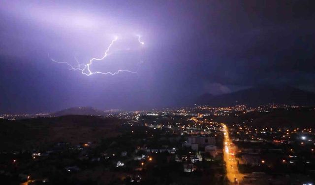 Kayseri'de geceyi şimşekler aydınlattı