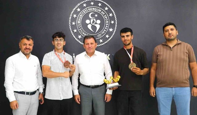 Kayseri'li Halil İbrahim Noğay, bilek güreşinde zirveye yerleşti