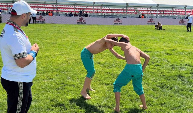 Keçiören'de genç güreşçiler er meydanında
