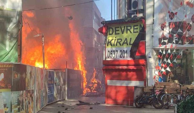 Kocaeli'de Konteyner Yangını İki İşletmeyi Tehdit Etti