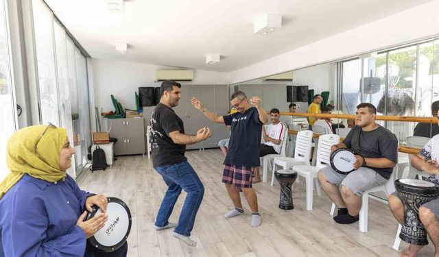 Mersin'de özel bireyler yaz tatilinin keyfini etkinliklerle yaşıyor
