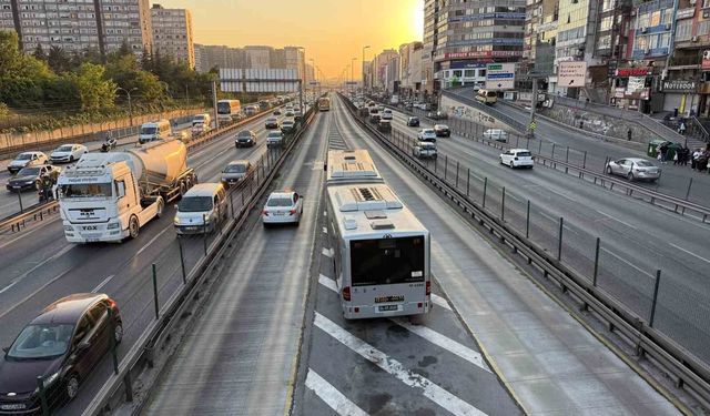 Kağıthane’de metrobüs yangını paniğe neden oldu! Yolcular tahliye edildi