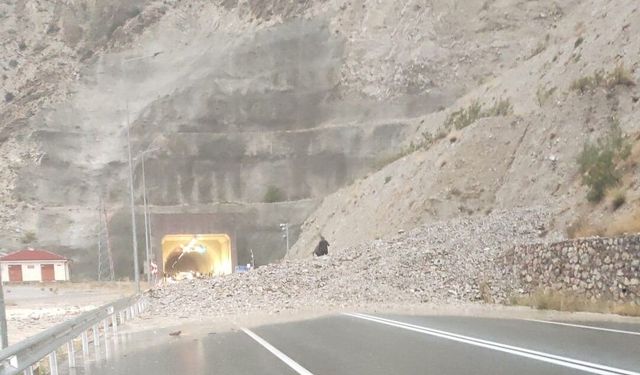 Oltu-Artvin yolu sağanak nedeniyle trafiğe kapandı