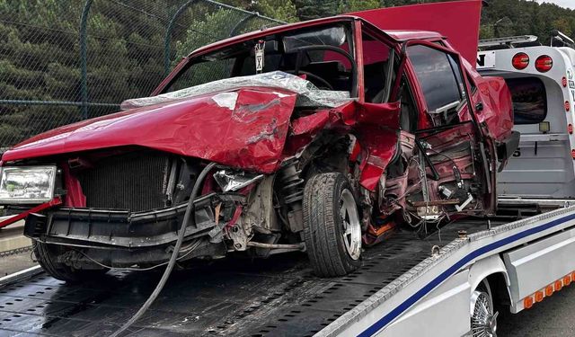 Otomobil ile hafif ticari araç çarpıştı: 2 yaralı