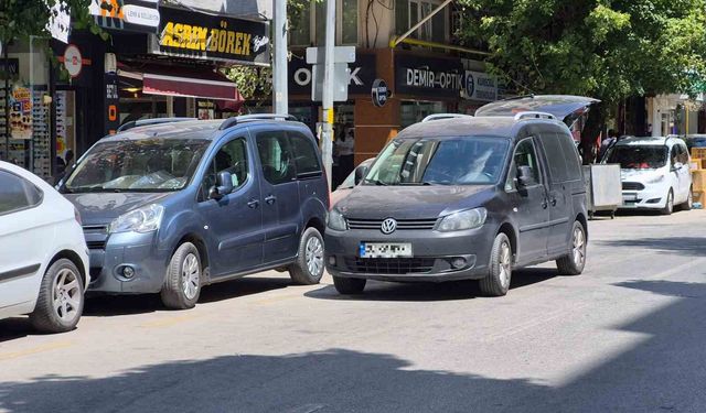 Şair Fuzuli Caddesi'nde çift sıra park sorunu sürüyor