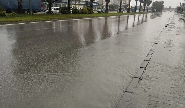 Samsun'da etkili sağanak yağış su birikintilerine yol açtı