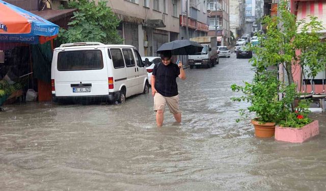 Samsun'da sağanak yağış felç etti: Canik'te yollar göle döndü