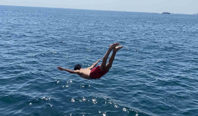 Sarayburnu Sahili, İstanbul'da sıcak havadan kaçanların buluşma noktası oldu