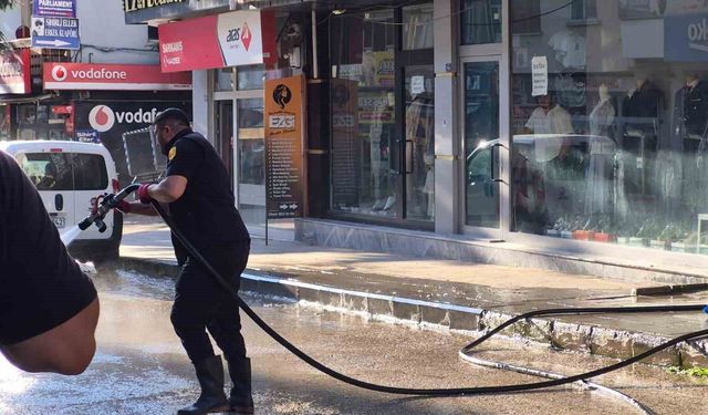 Sarıkamış'ta cadde ve kaldırımlar tazyikli suyla temizleniyor