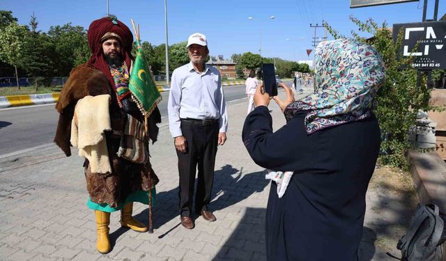 Selçuklu kıyafetiyle Ahlat'a gelen vatandaş, Cumhurbaşkanı Erdoğan'ı uzaktan selamladı