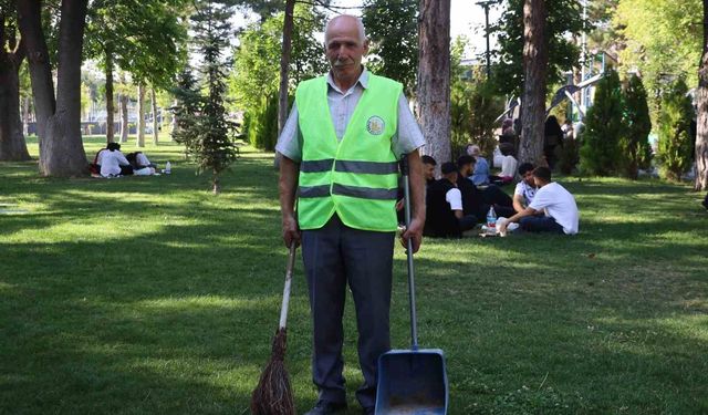 Temizlik Görevlisi Sıddık Kaya'nın Türküleri Dinleyicileri Büyüledi
