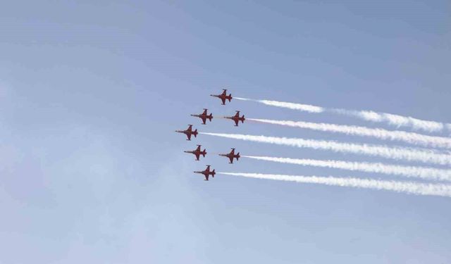 Türk Yıldızları, 30 Ağustos'ta Zafertepeçalköy semalarını renklendirdi