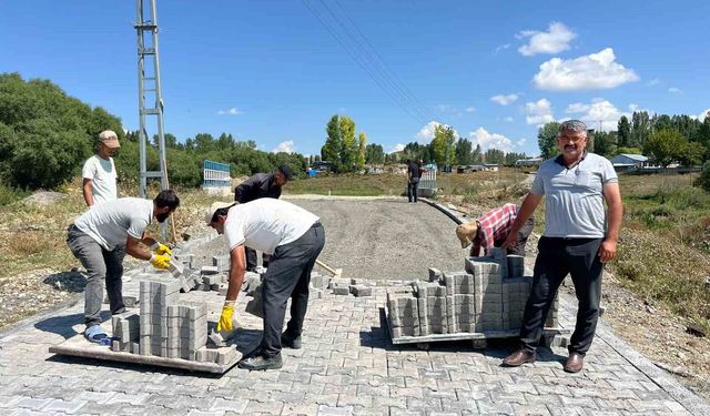Üçpınar Köyü'nde Yollar Parke Taşıyla Yenileniyor