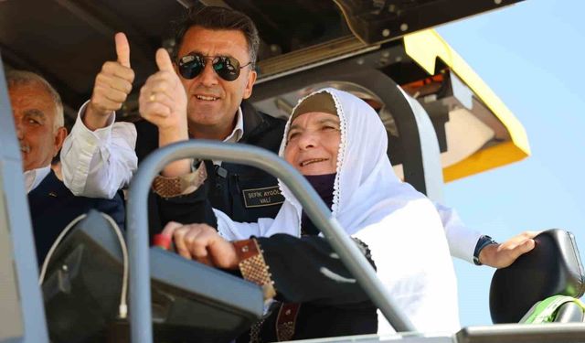 Vali Aygöl, Çemişgezek'teki asfalt serimini Ayşe teyze ile birlikte başlattı