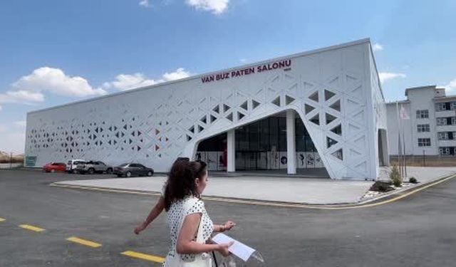 Van'da çocuklar yaz tatilinin son günlerini buz pateni pistinde geçiriyor- Video