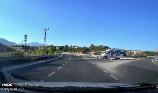 Virajda hatalı sollama büyük bir kazaya yol açmak üzereydi: Kafa kafaya çarpışmadan saniyelerle kurtuldular- Video