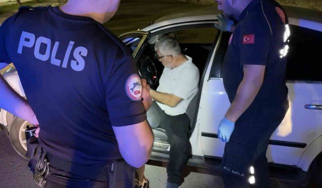 Yol ortasında baygın halde bulunan sürücü, acil ekipleri harekete geçirdi