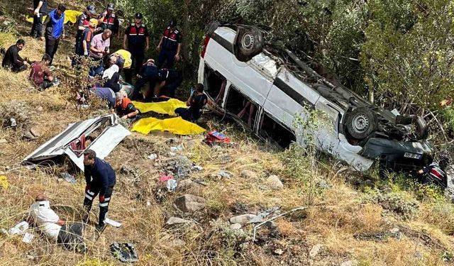 Yolcu minibüsü şarampole devrildi: 4 ölü, 10 yaralı