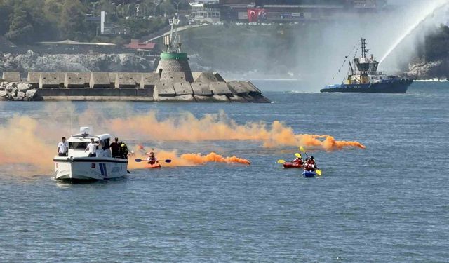 Zonguldak Limanı'nda 30 Ağustos şöleni: Römorkörlerden görsel şov