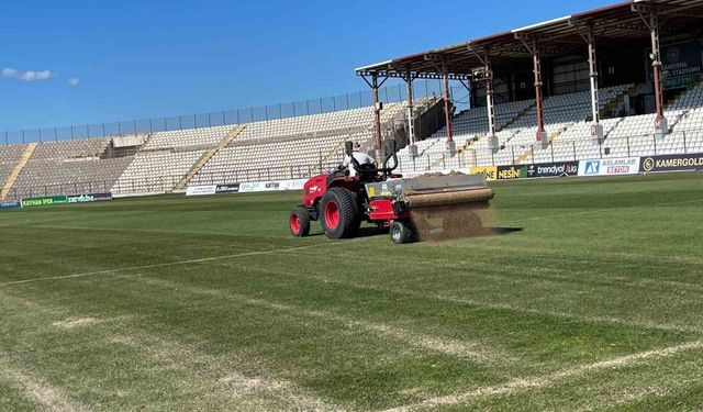 17 Eylül Stadı'nın Çim Zeminine Bakım Uygulandı