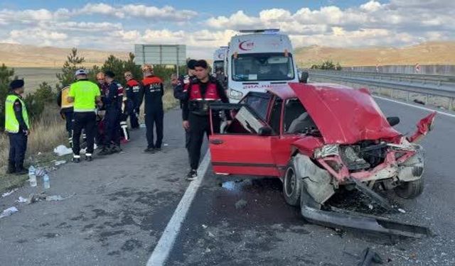 Sivas-Kayseri yolunda otomobil tıra çarptı: 6 kişi yaralandı