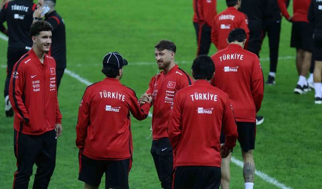 A Milli Takım, Fransa Maçı Öncesi Kocaeli Stadı'nda Moral Yürüyüşü Gerçekleştirdi