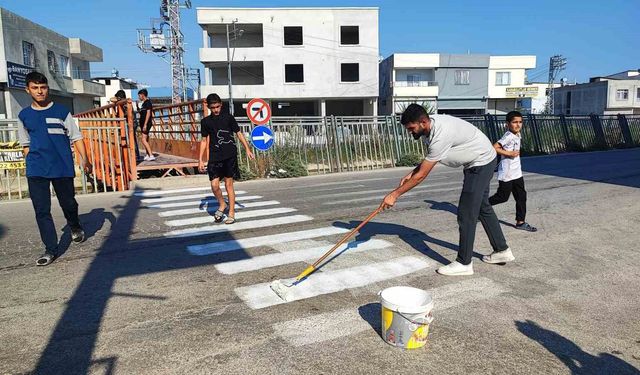Adana'da Velinin İnisiyatifi: Yaya Geçidini Kendisi Çizdi
