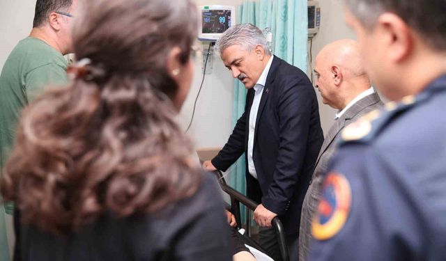 Akçakoca'daki kazada yaralananları Vali Makas ziyaret etti