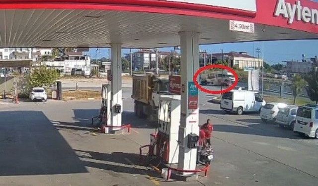 Antalya'da Kamyonet ve Otomobil Çarpıştı, Yaralı Yok
