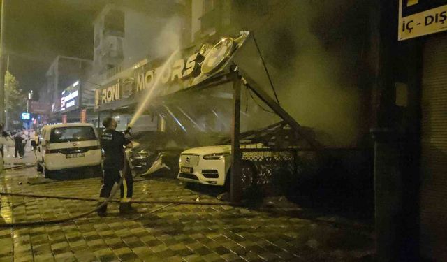 Antalya'da Oto Galerideki Yangın Apartmana Sıçradı: 4 Araç ve Dükkan Hasar Gördü