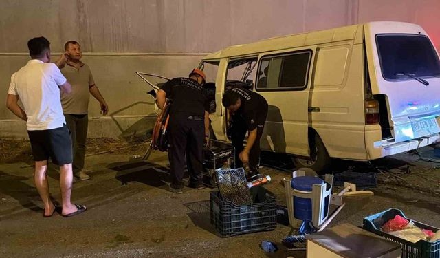 Antalya'da Panelvan Kaza Yaptı: 1 Kişi Yaralandı