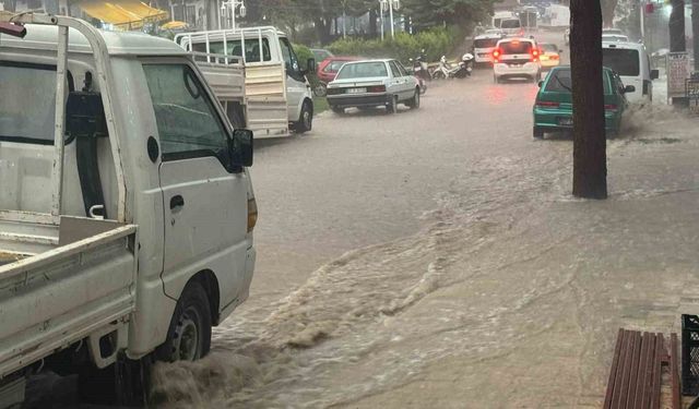 Antalya'da Şiddetli Yağışlar Taşkınlara Neden Oldu