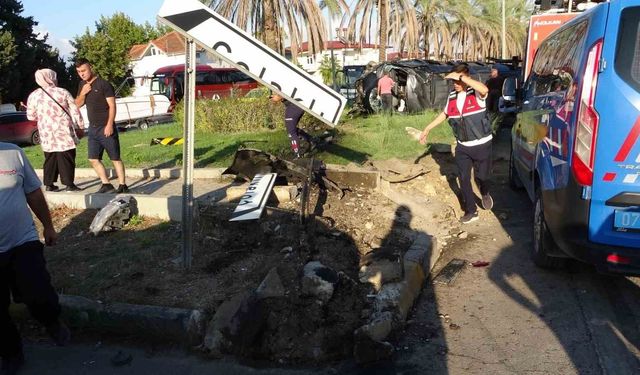 Antalya'da Tur Minibüsü, Kamyonet ve Otomobil Çarpıştı: 15 Yaralı