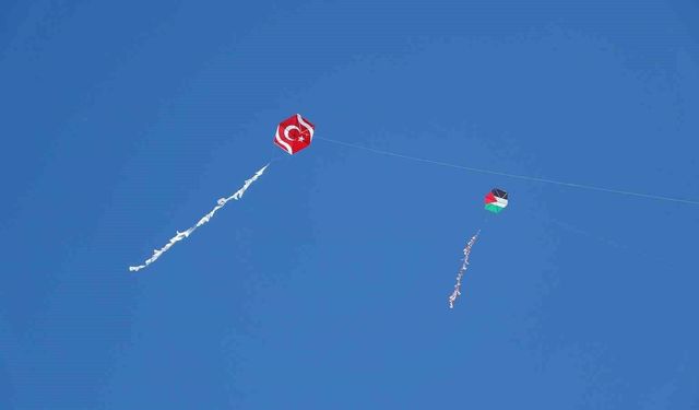 Ardahan'da Umut Uçurtmaları Gazze İçin Gökyüzünde Süzüldü