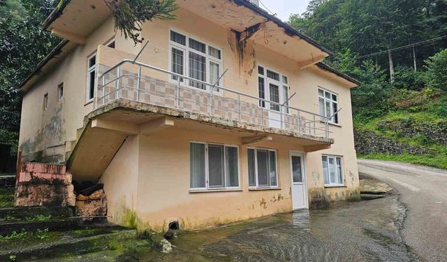 Artvin'de İki Katlı Evden Fışkıran Su, Aileyi Korkutuyor