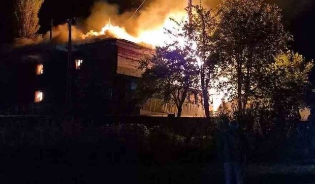 Artvin'deki Tarihi Cami Yangını Lojmana Ulaştı