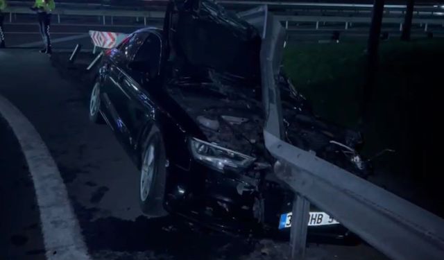 Bahçelievler'de Virajı Alamayan Otomobil Bariyere Çarptı: 1 Kişi Yaralandı