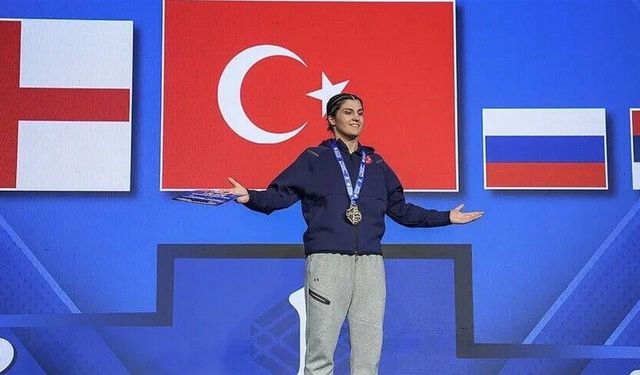 Bakan Bak, Avrupa Boks Şampiyonası'nda Başarı Gösteren Milli Boksörleri Tebrik Etti