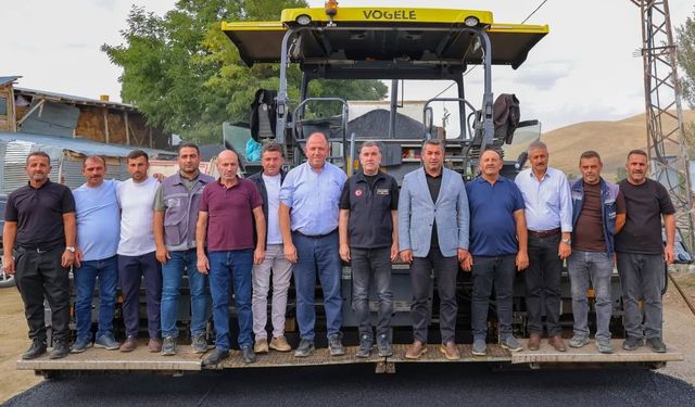 Bayburt'ta Grup Yollarında Asfalt ve Genişletme Çalışmaları Devam Ediyor
