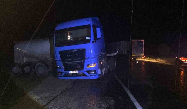 Bolu'da Yağmurda Kayarak Kaza Yapan Tırda İki Sürücü Yaralandı