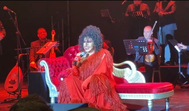 Bülent Ersoy, Kuşadası'ndaki Tepkilerin Ardından Bursa'da Alkışlarla Karşılandı