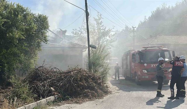 Burdur'da Evde Yangın: Mahallede Panik Yaratan Dumanlar