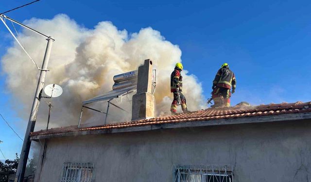 Burhaniye Hisarköy'de Ev Yangınına Hızlı Müdahale