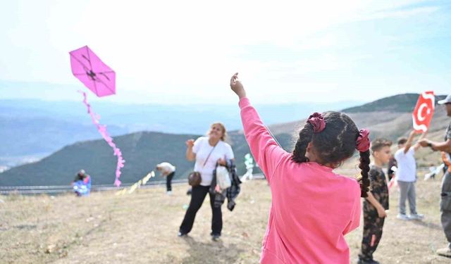 Bursa'nın Gemlik ilçesinde Uçurtma Şenliği ile Gökyüzü Renklendi