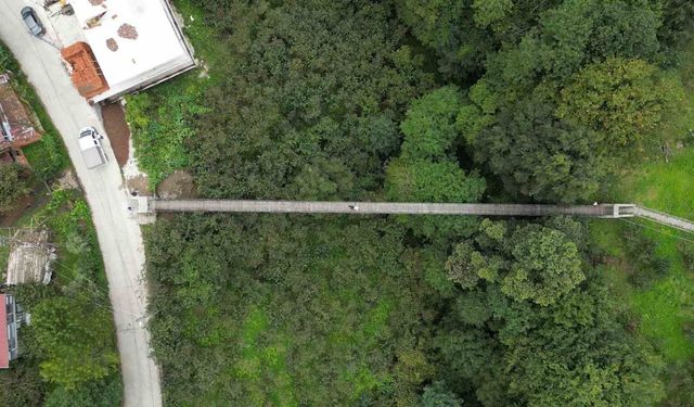 Camiye Kolay Erişim Sağlayan 65 Metrelik Asma Köprü İlgi Çekiyor