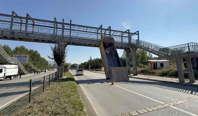 Damper Açıkken Yola Çıkan Tır, Üst Geçide Çarparak Devrildi