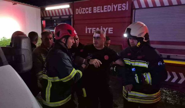 Düzce'deki Fabrika Yangınında İtfaiyeci Yaralandı